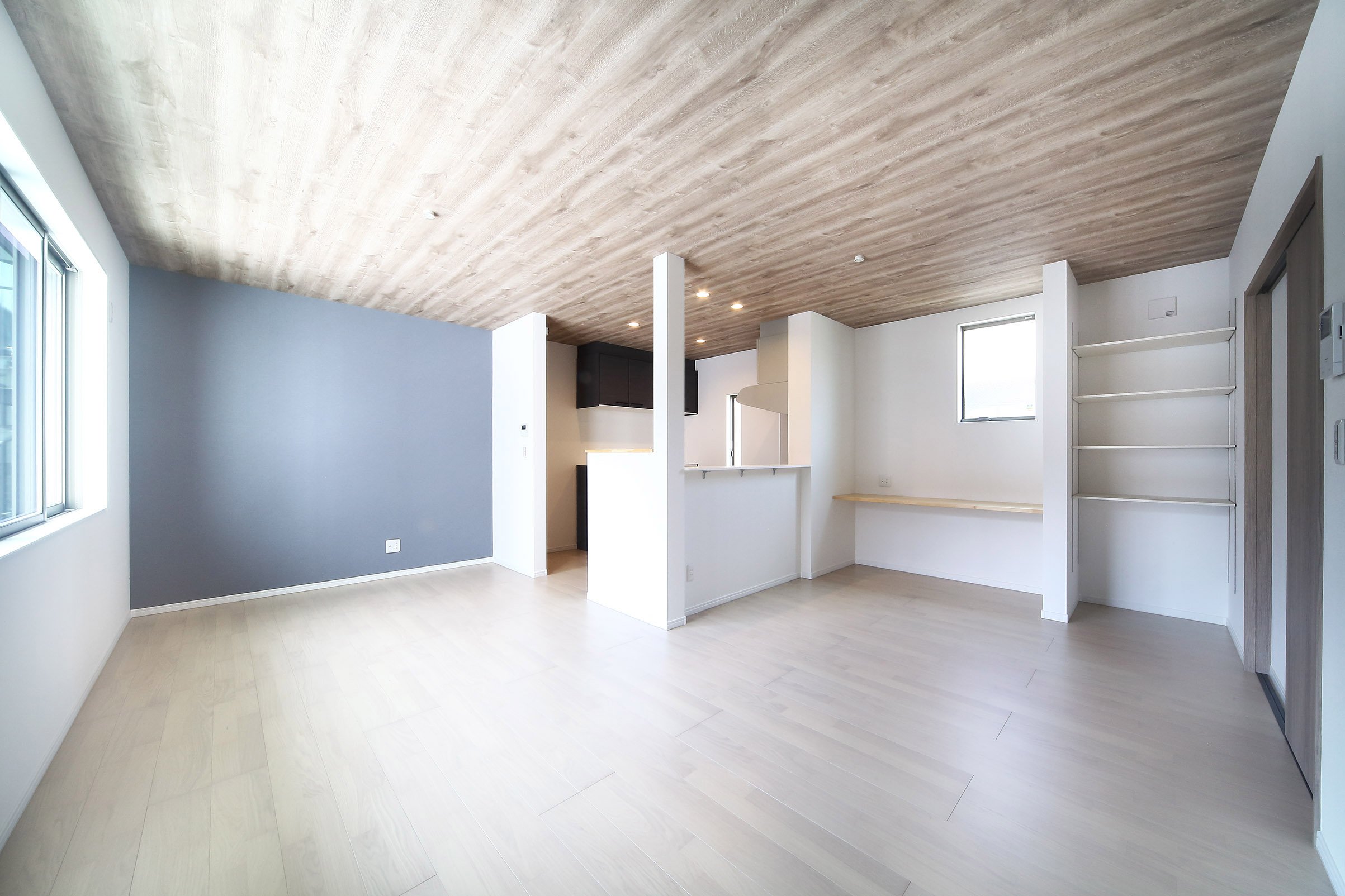 カウンターや可動棚のある18帖の広々としたLDK