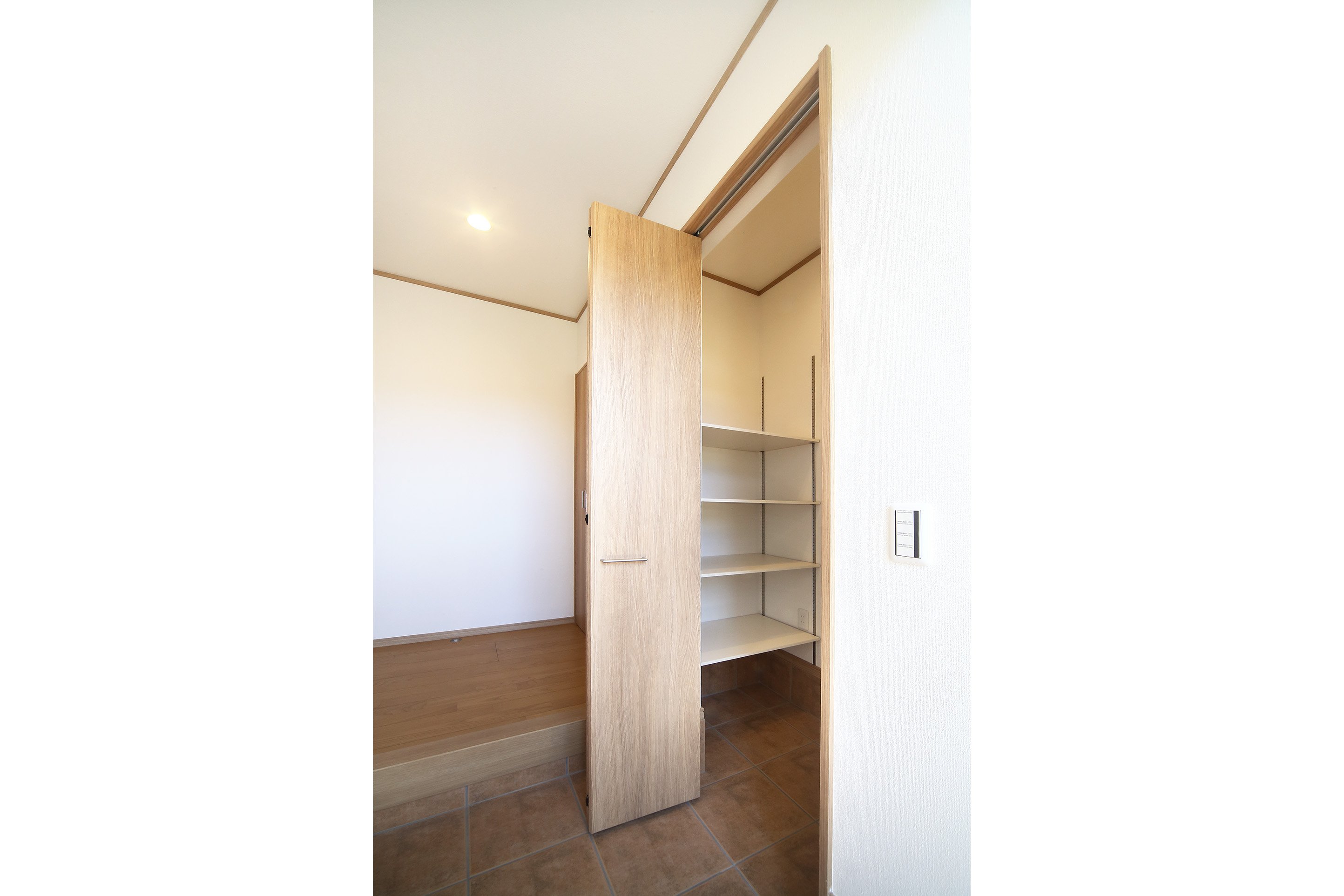 可動棚のある玄関土間収納