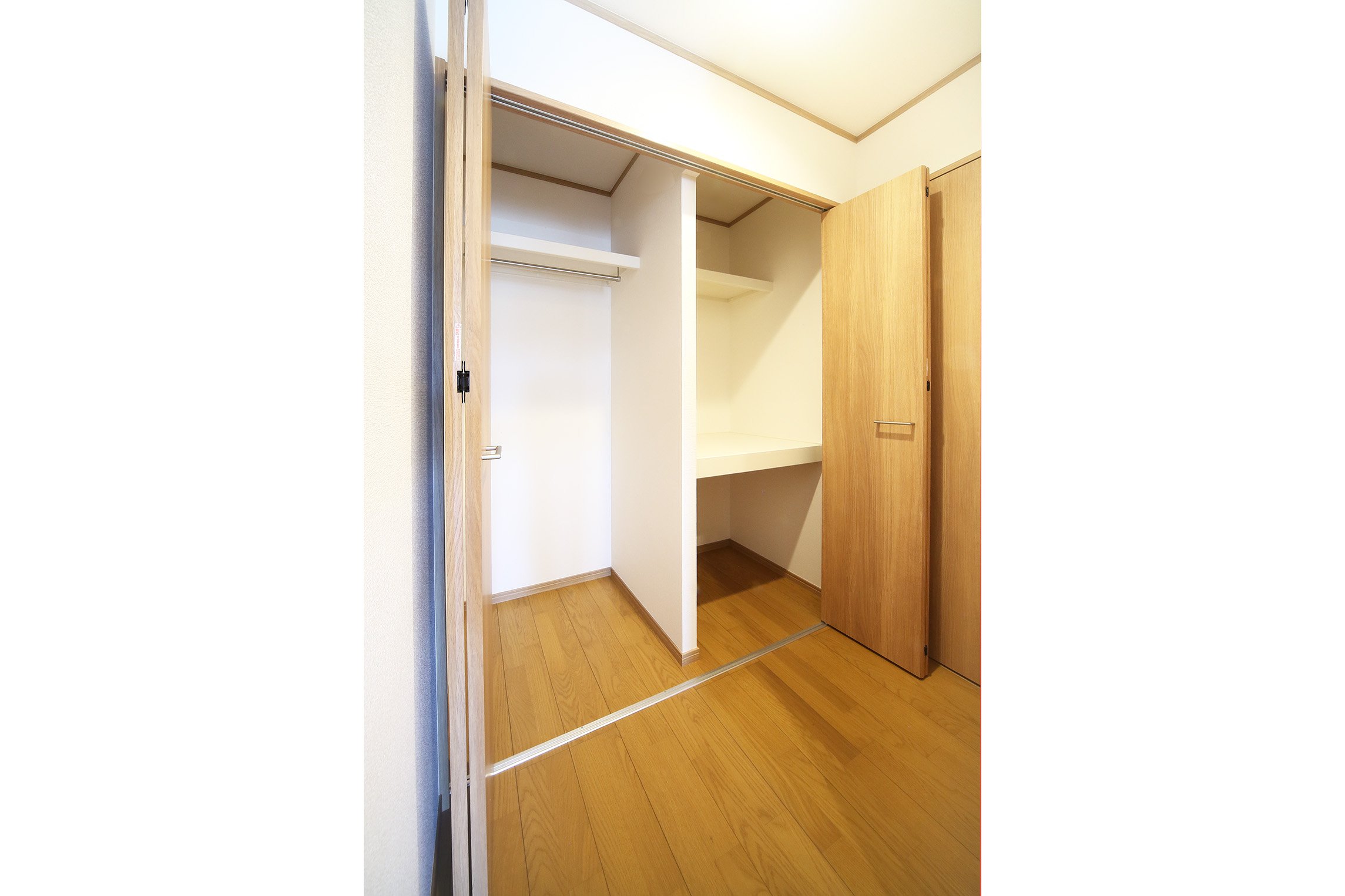 2階廊下に設けた使い勝手の良い収納スペース