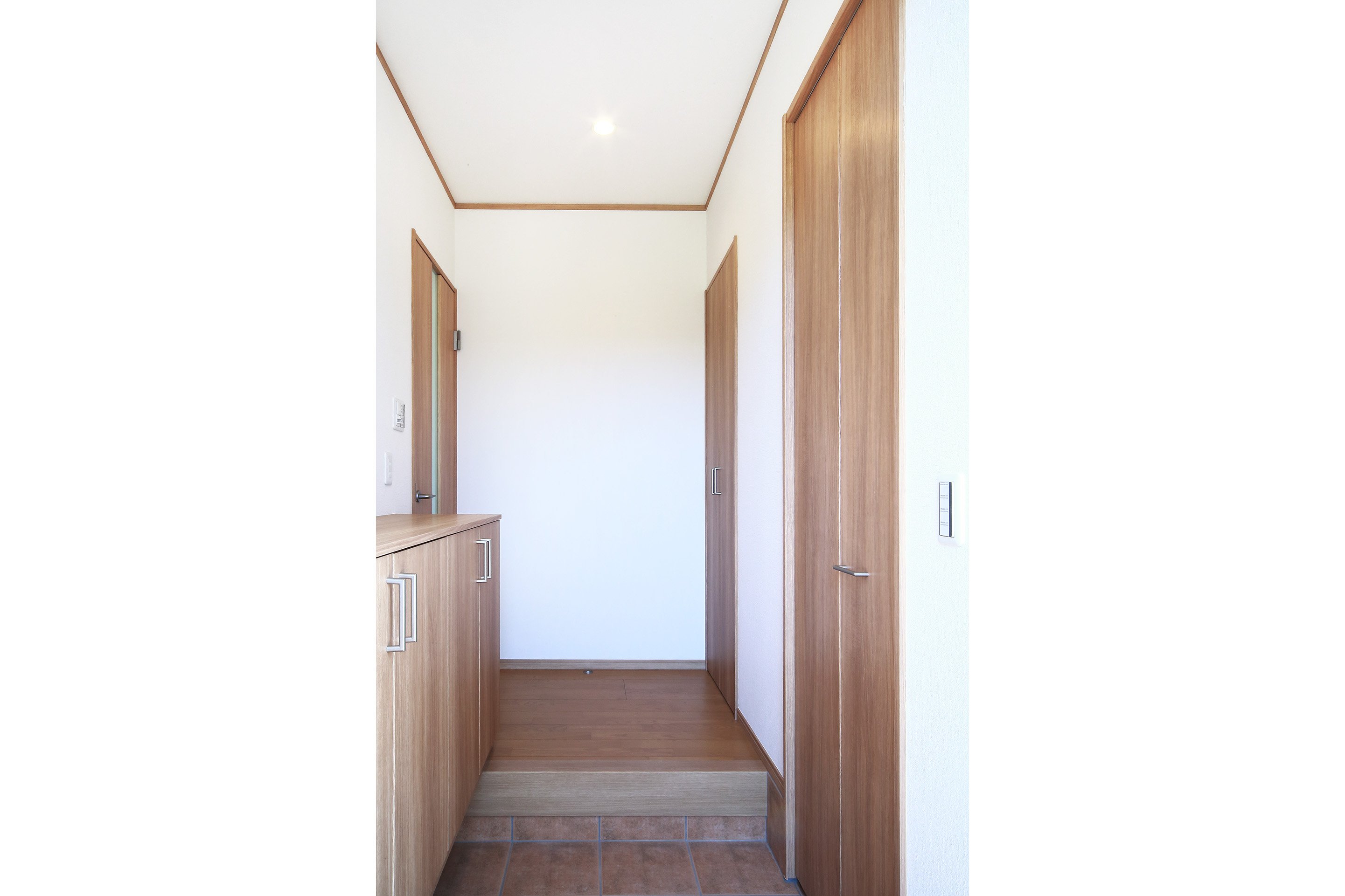 可動棚のある便利な土間収納を設けた玄関