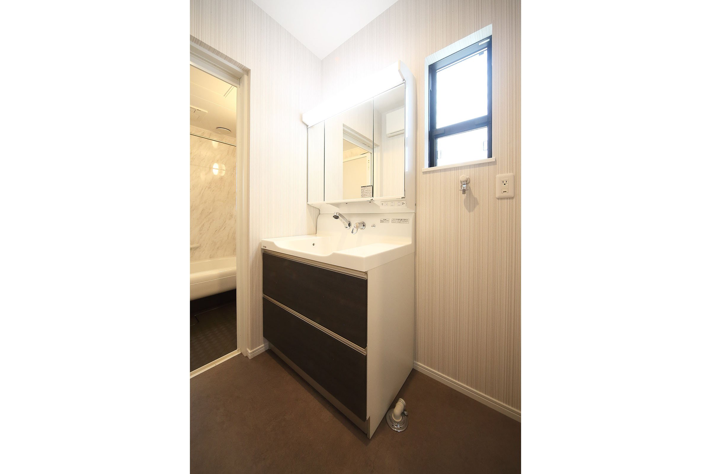 可動棚を設けた洗面室