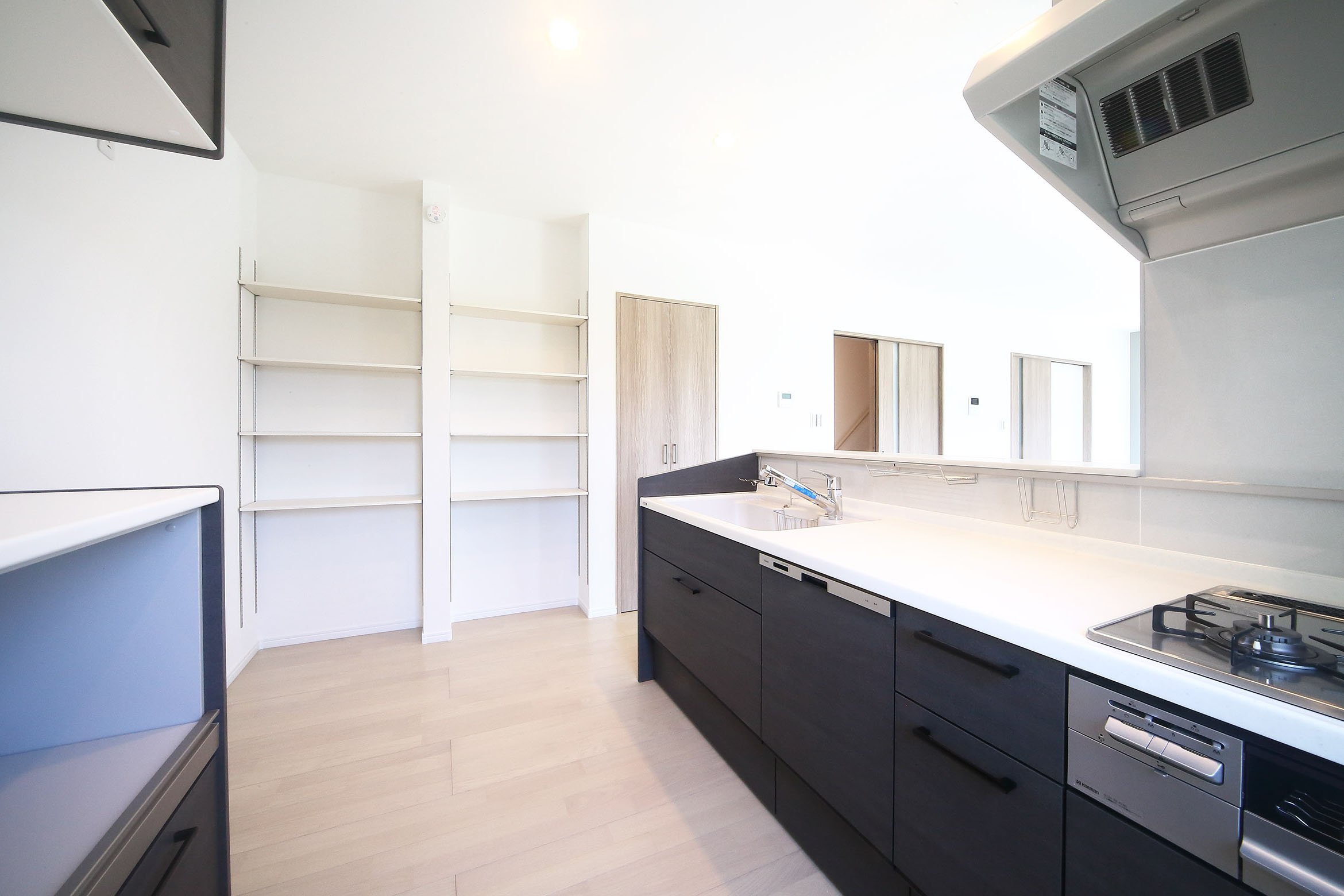 カップボード付きのシステムキッチン