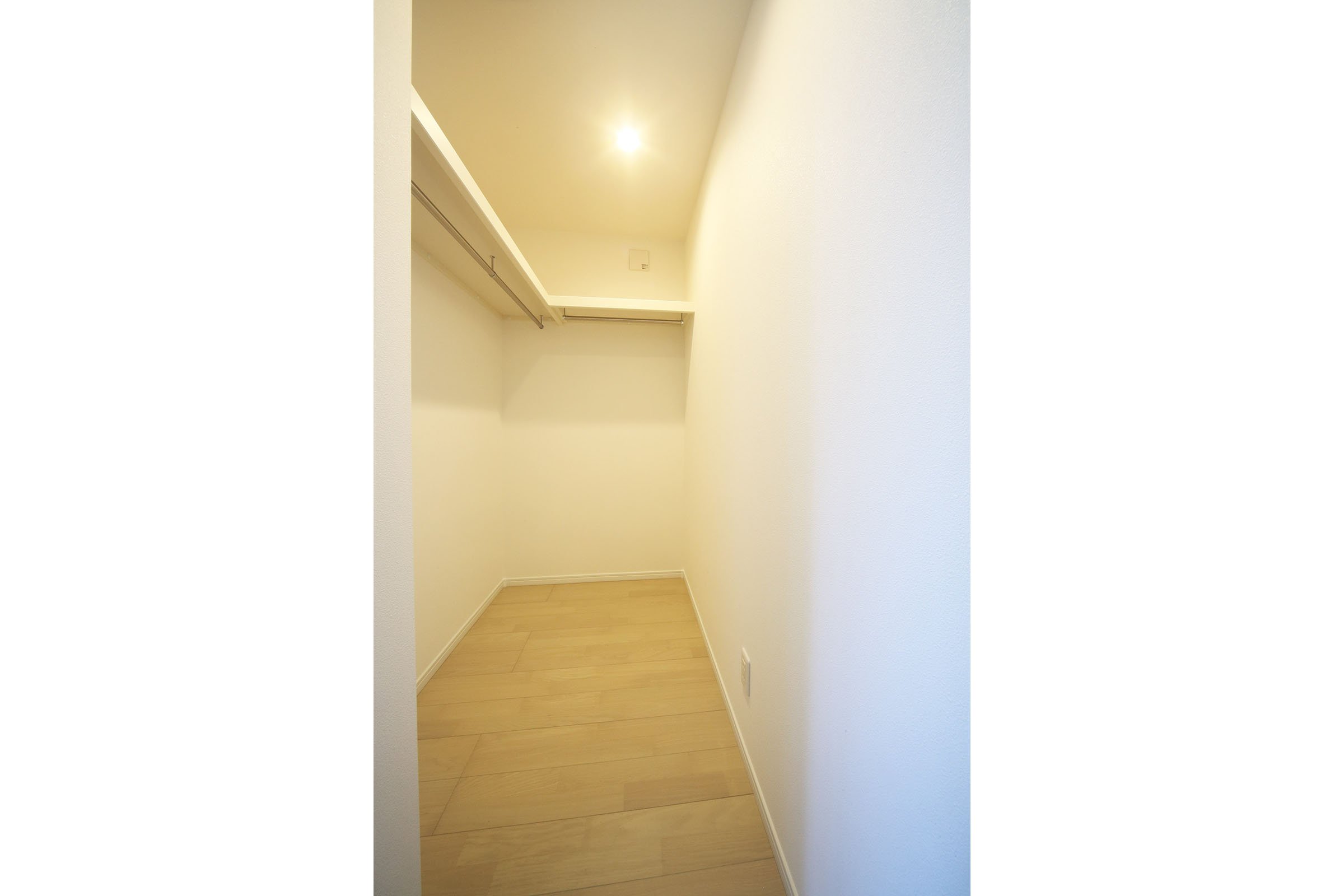 2階7帖洋室に設けたウォークインクローゼット