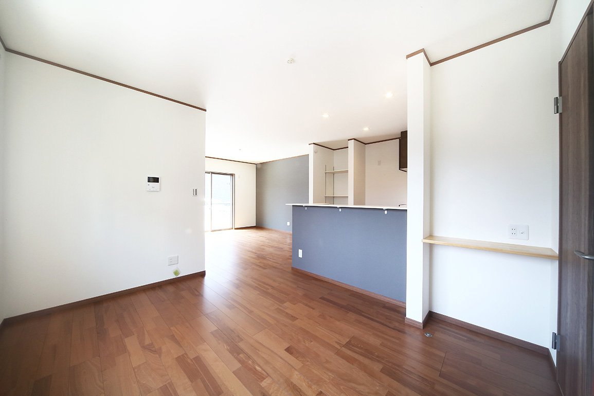 LDKにはカウンターや可動棚を設置