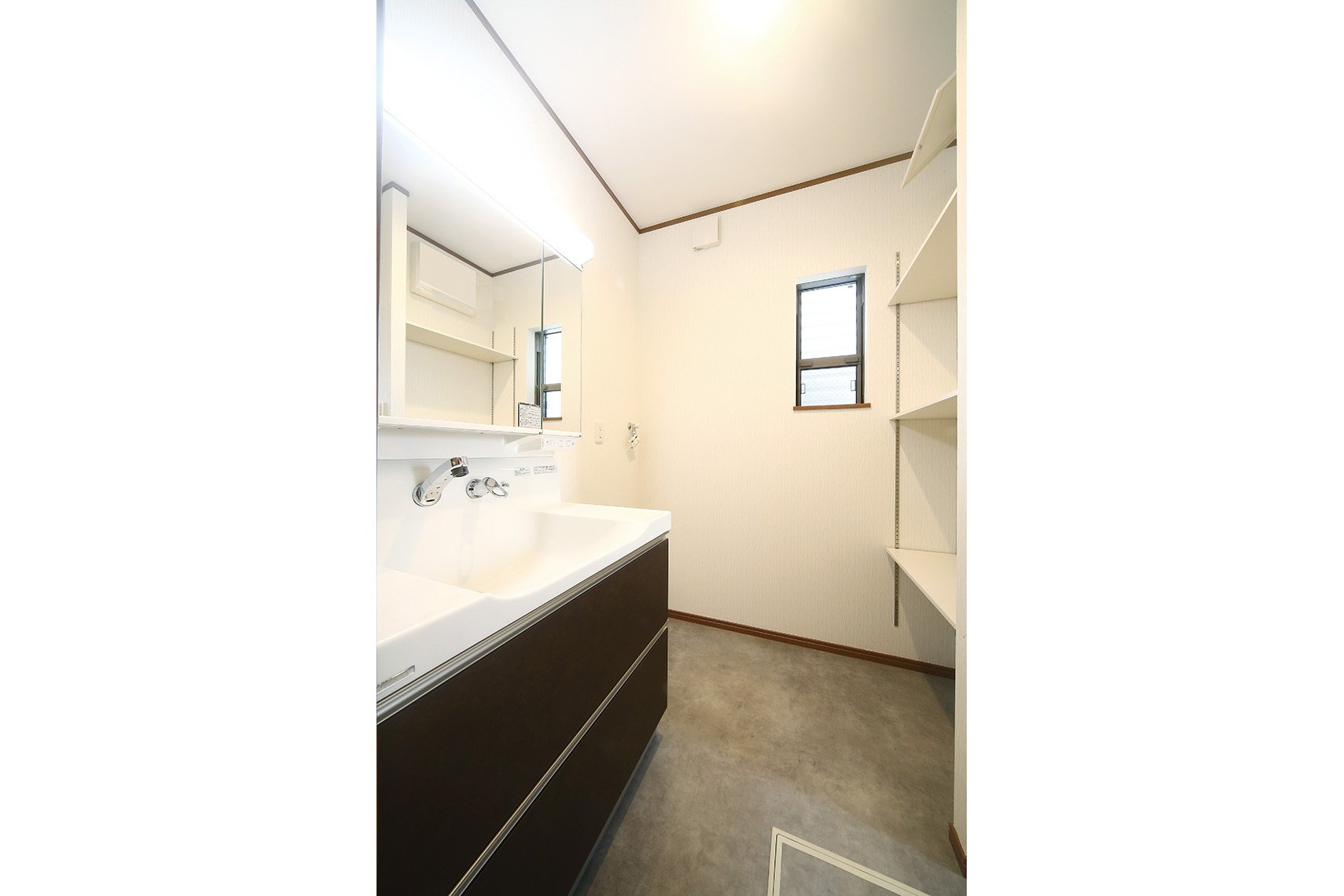 可動棚を設けた洗面室